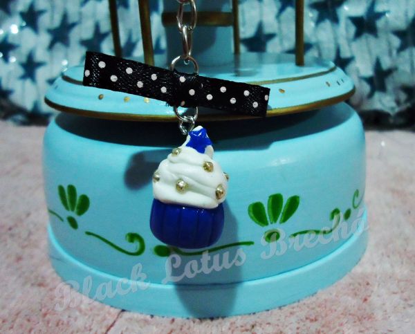Chaveiro Cupcake Azul c/ laço preto